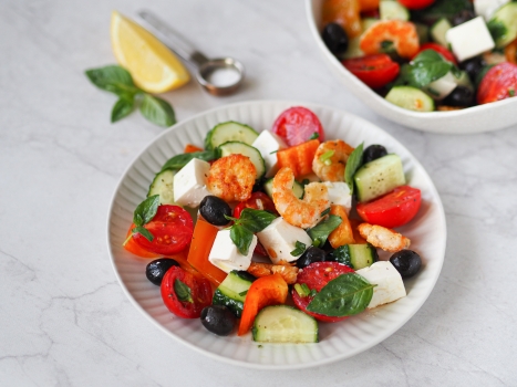 Греческий салат с оливками и домашней брынзой