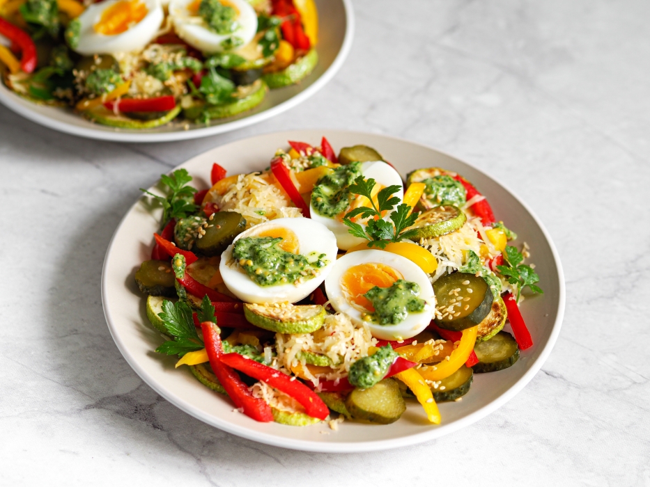 Салат с яйцом-пашот: три вкусные идеи