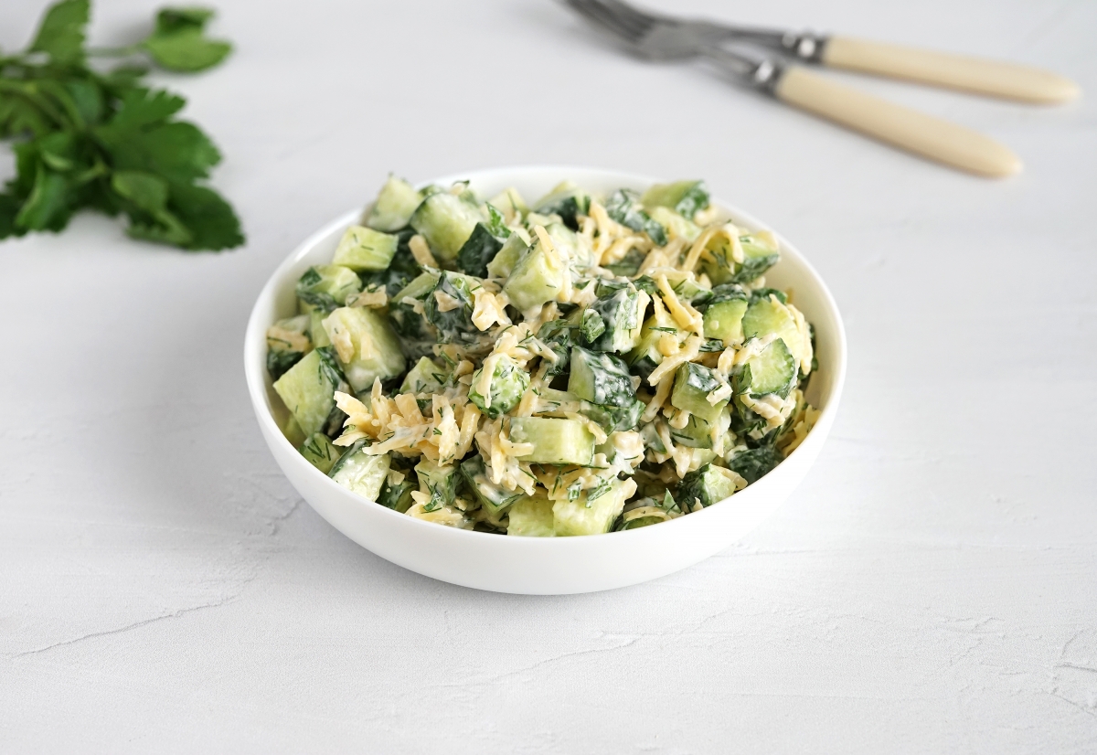 Варить ничего не надо: самый простой рецепт вкусного овощного салата на зиму