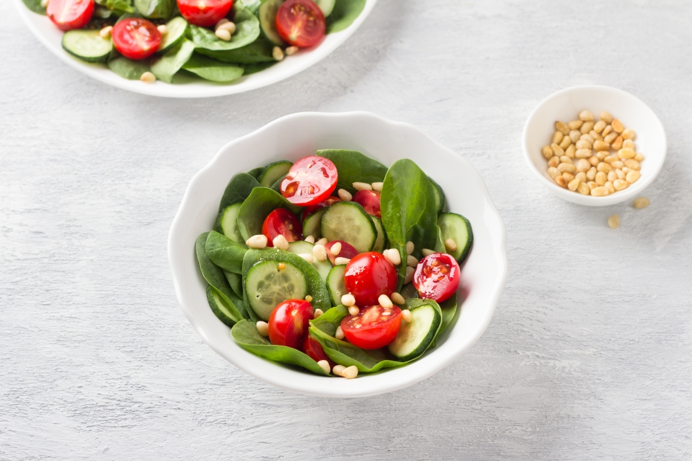 Салат со шпинатом — простые и вкусные рецепты с фото