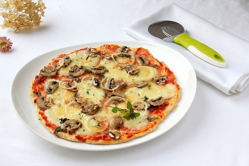 Пицца с маринованными огурцами, помидорами и колбасой