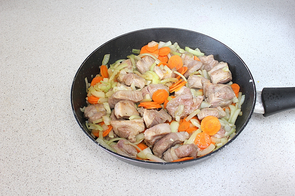 Жареное мясо Телятины с овощами на сковороде