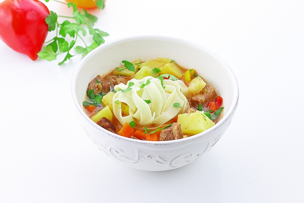 Салат с вермишелью и шпротами – кулинарный рецепт