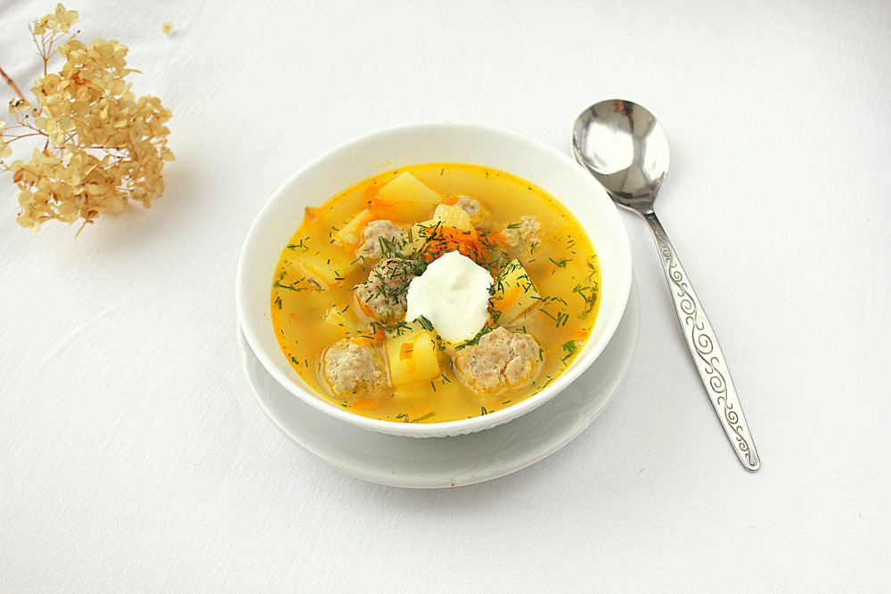 Рецепт: Суп с фрикадельками и рисом - без картофеля с зеленый горошком