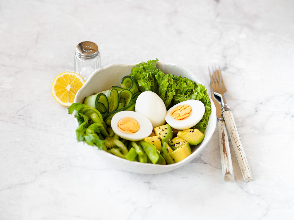 Салат из авокадо с яйцом и томатом – пошаговый рецепт приготовления с фото
