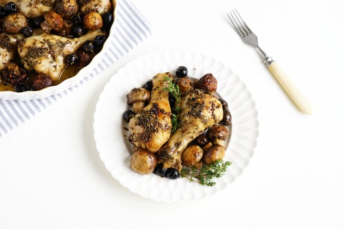 Куриные голени в духовке с грибами и маслинами