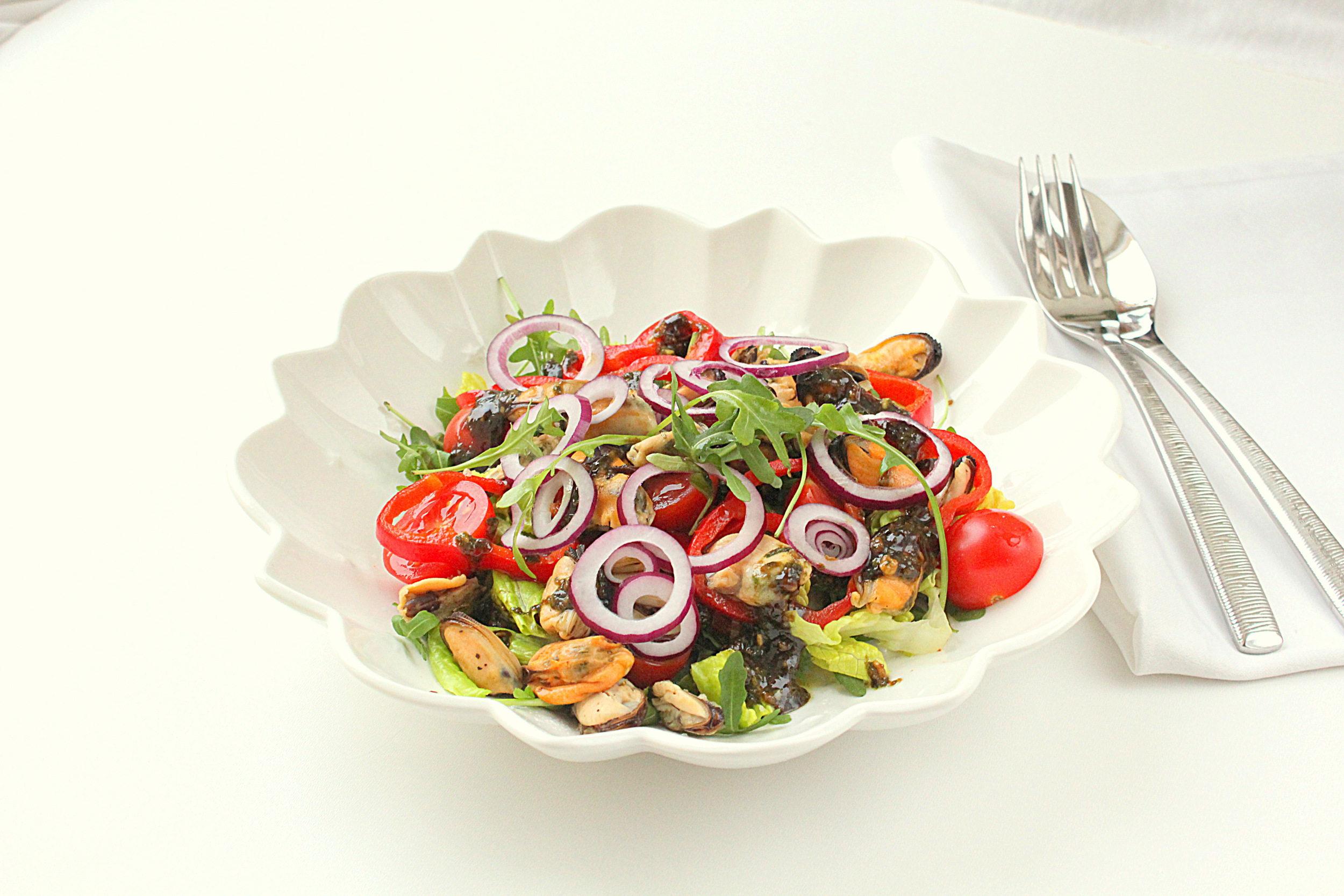 Рецепт салата с маринованными мидиями | Меню недели