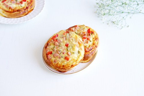 Классическая пицца с колбаской, сыром и томатами в тандыре