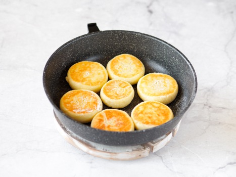 Сырники в духовке из творога с манкой: рецепт пошаговый с видео и фото | Меню недели