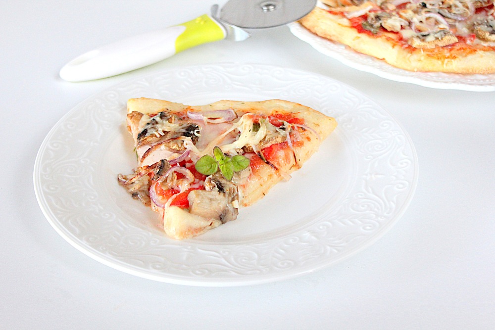 Пицца с салями и моцареллой - рецепт пошагово с фото