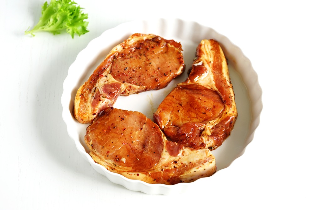 Антрекот из свинины в духовке - Рецепт свиных антрекотов с овощами и сыром запеченных в духовке