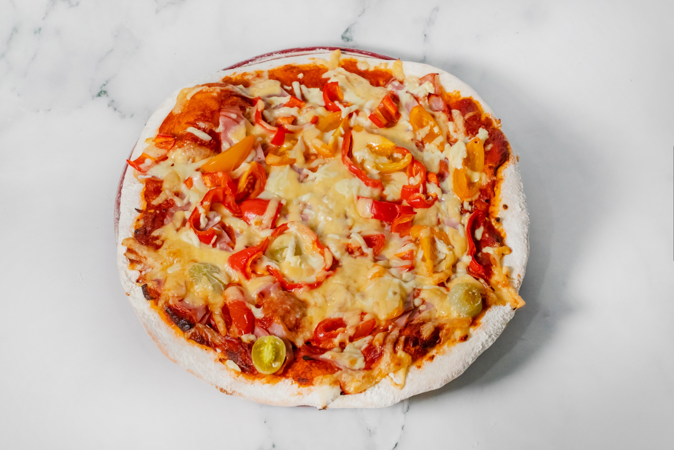 Пицца с солеными огурцами, колбасой и сыром и помидорами
