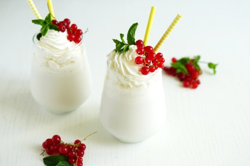 2. Молочный коктейль с фруктами или ягодами