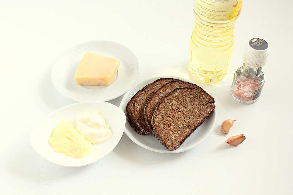 Три рецепта сухариков из белого и черного хлеба