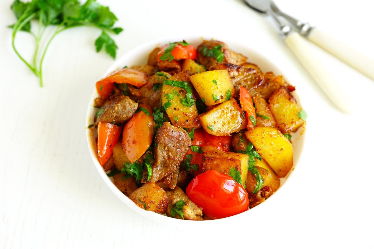 салат праздничный с говядиной и соленым огурцом и морковью и луком рецепт классический | Дзен