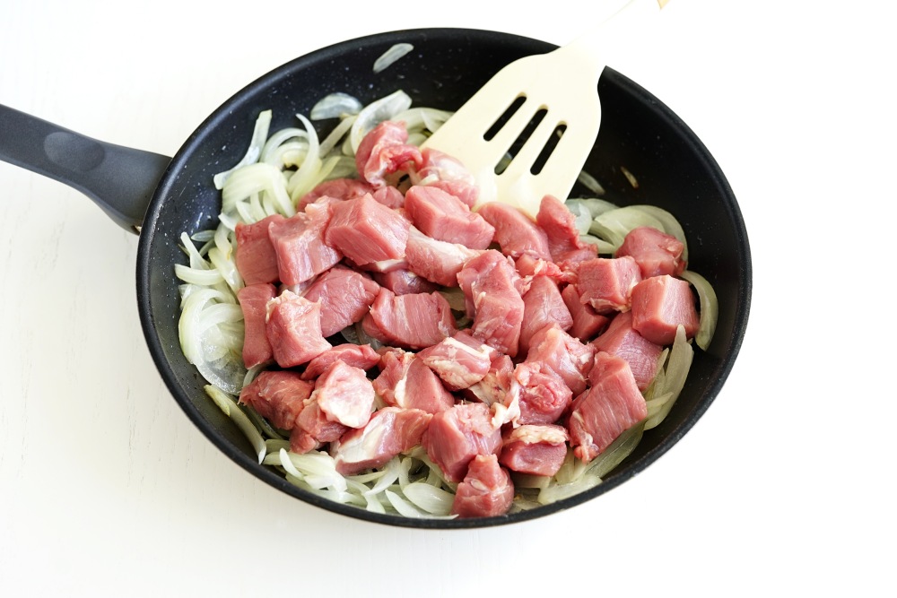 рецепт жареного мяса на сковороде свинина с подливкой | Дзен