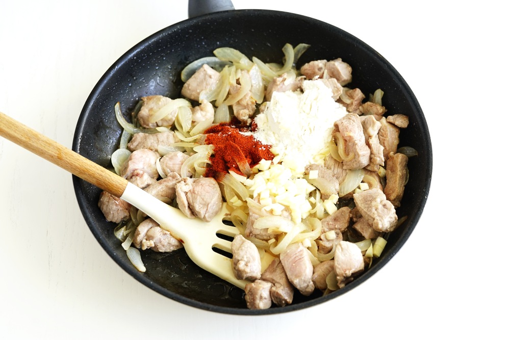Свинина с подливкой на сковороде — вкусные рецепты с томатом, сметаной, луком