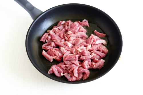 Быстрая свинина на сковороде с луком и перцем