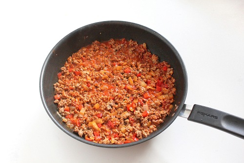Овощи с томатной пастой на сковороде