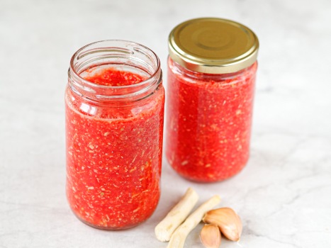 «Быстрые» помидоры с соевым соусом и чесноком — отличная альтернатива свежим овощам