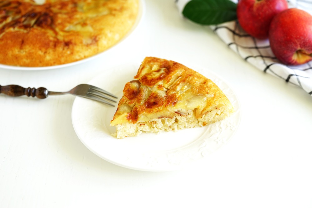 Яблочный пирог, приготовленный на сковороде, простой и быстрый рецепт