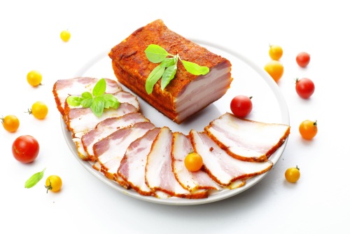 Как приготовить вкусный бекон из свинины в домашних условиях: 10 простых рецептов