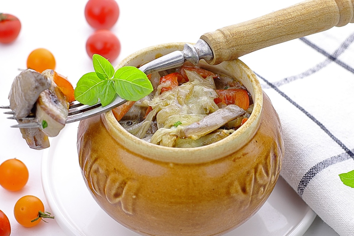мясо в горшочках с овощами и картофелем и грибами в духовке рецепт с фото | Дзен