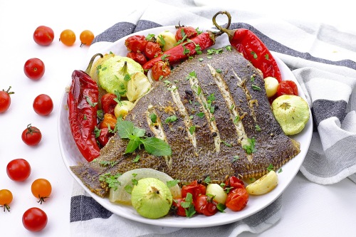 Рыба, фаршированная овощами, с картофелем, запеченная в духовке 🐟 (рецепт рыбы в пост)
