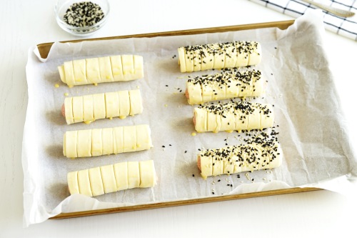 Сосиски с сыром в слоеном тесте рецепт с фото пошагово