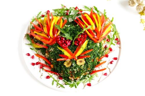 Новогодние рецепты. Праздничный салат и новогодние украшения на столе