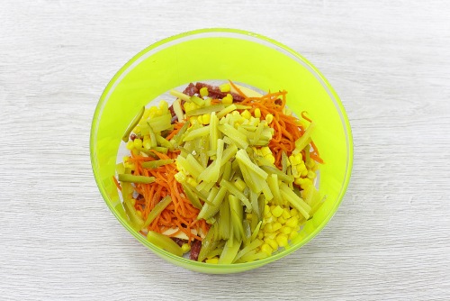 Салат с колбасой и корейской морковью