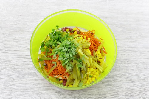 Салат с корейской морковью и копченой колбасой - необычное сочетание: рецепт с фото и видео