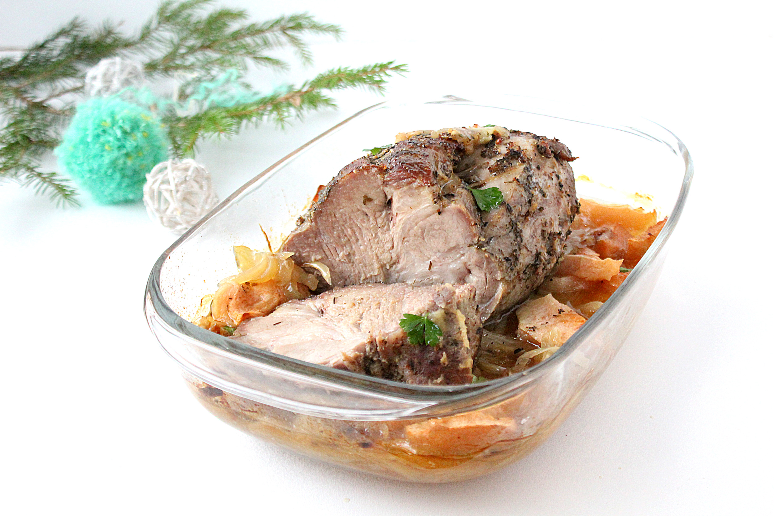 Праздничная кухня: нежная и ароматная свинина, запеченная в фольге на Новый год