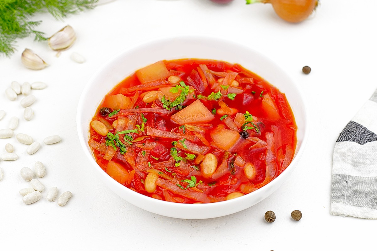 Постный красный борщ с фасолью