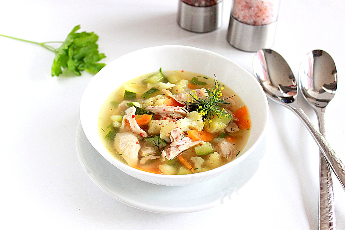 Легкий куриный суп с авокадо