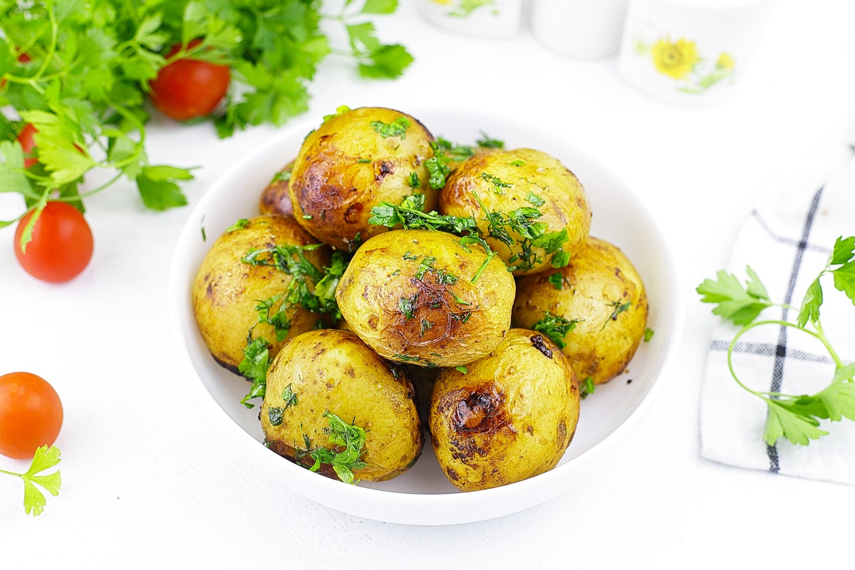 Молодой картофель в пряном соусе