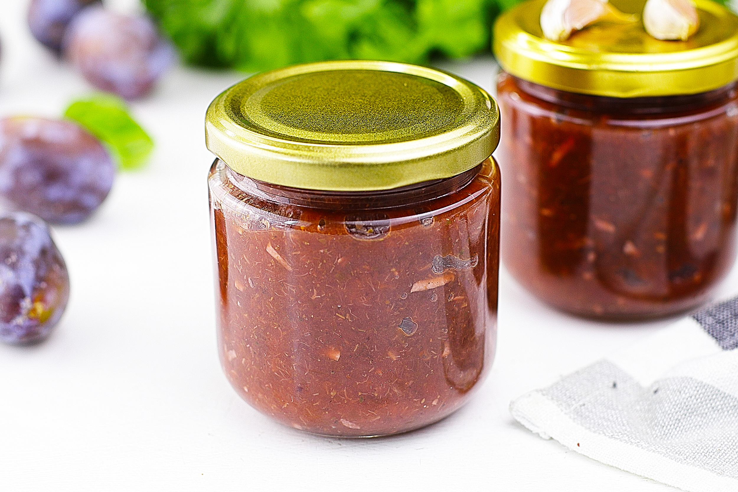 Сушеные сливы на противне