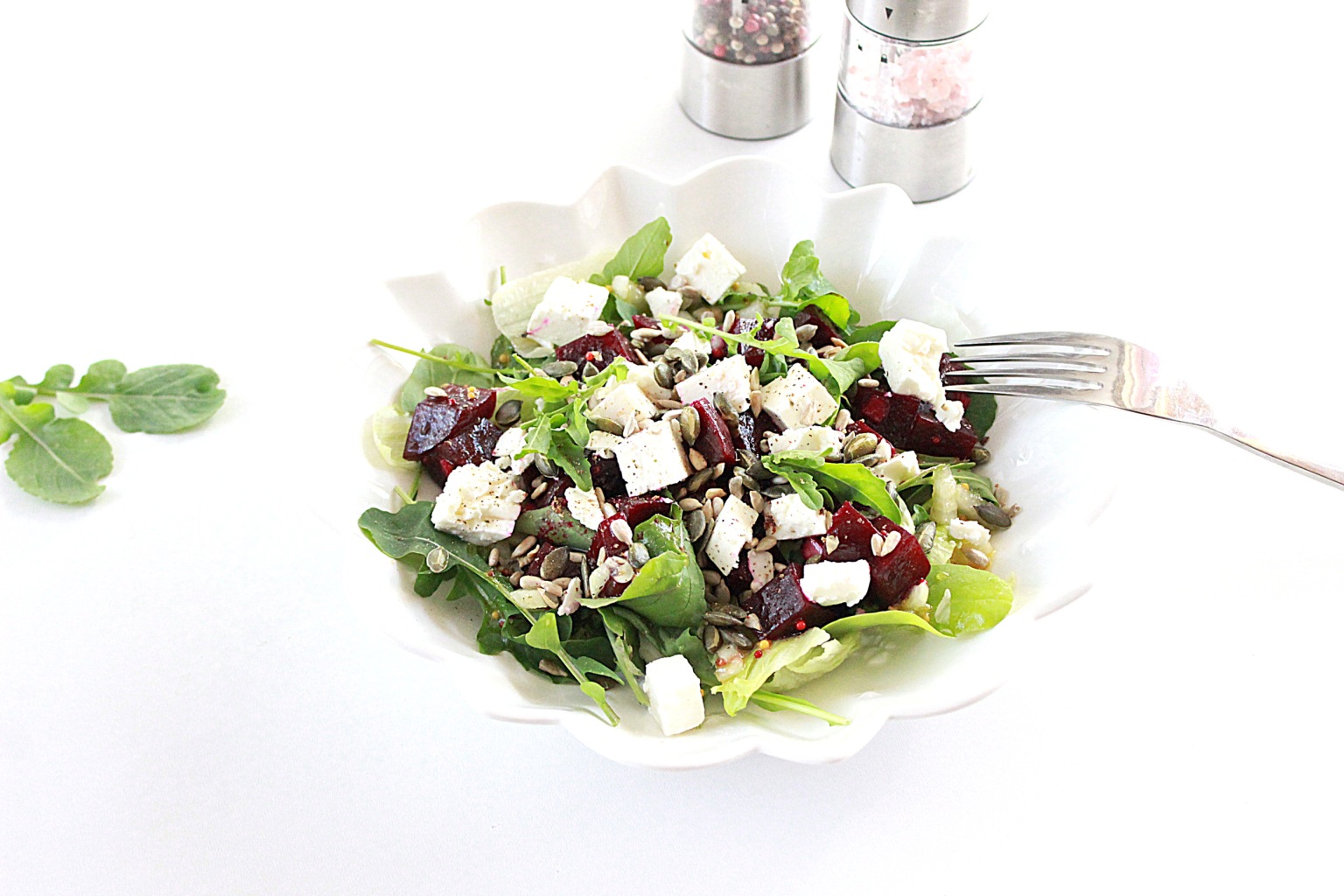 Салат со свеклой, базиликовым песто и фетой