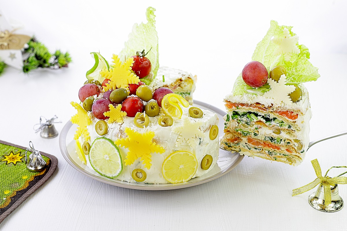 Закусочный торт с консервированной рыбой