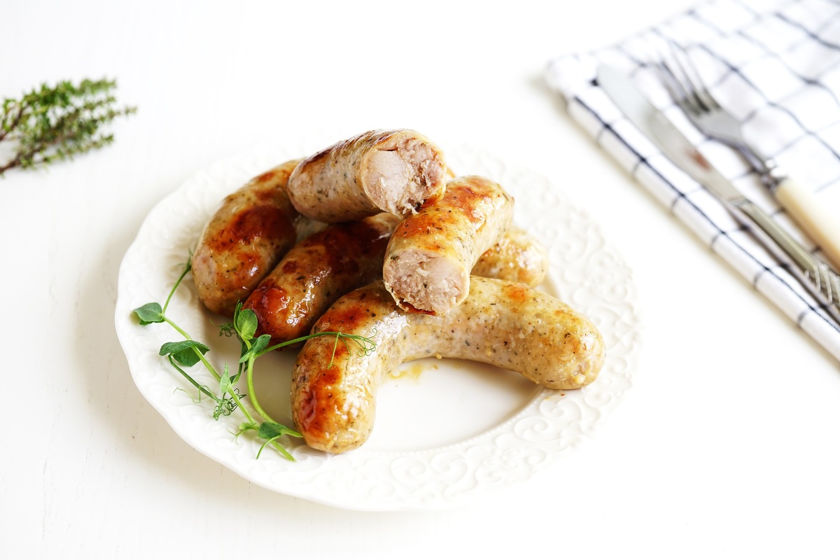 Купаты, тушенные в луково-пивном соусе