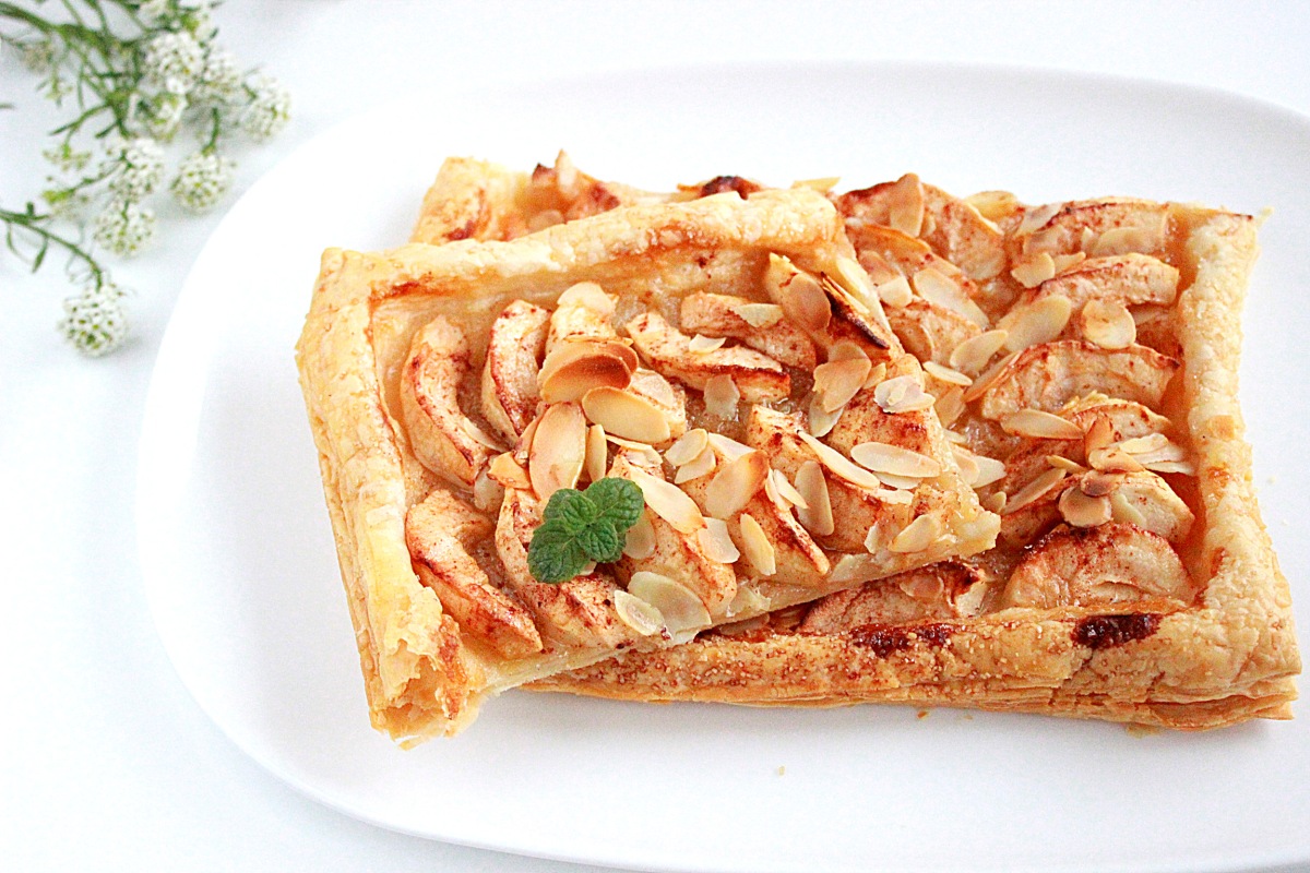 Слоёные пирожки с яблоками