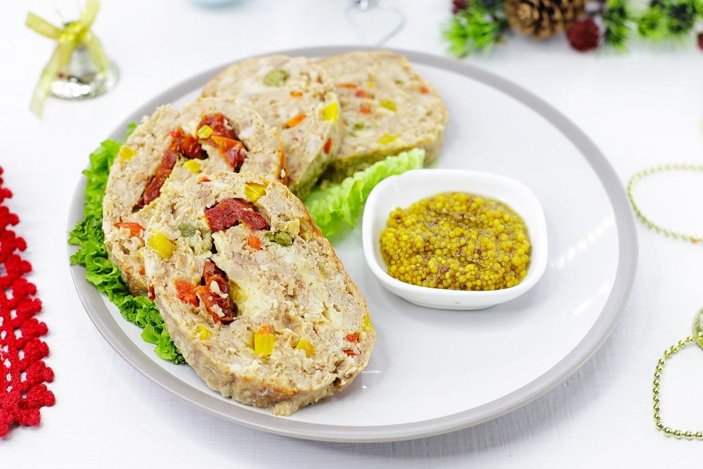 Мясной рулет из фарша в духовке с начинкой на Новый год Мясной рулет из фарша в духовке с начинкой на Новый год