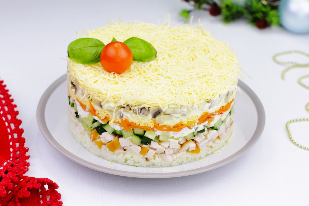 Слоеный салат «Новогодние свечи» с ветчиной