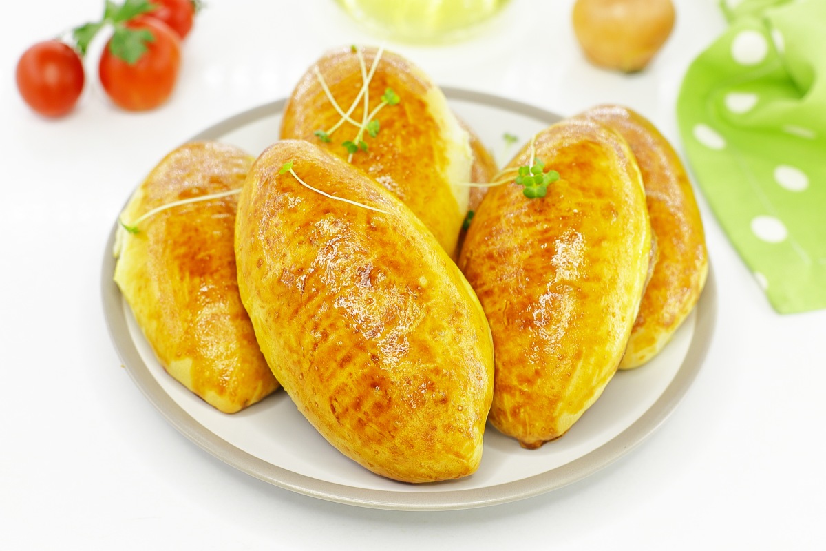 Слоёные пирожки с рыбой, грибами и рисом