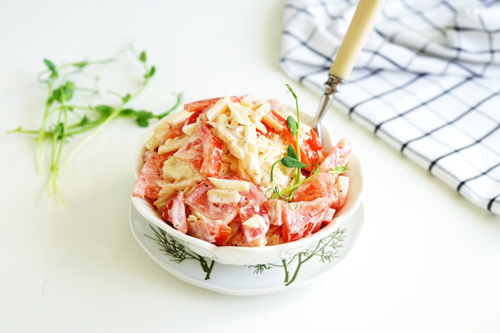 Салат с помидорами, сыром и чесноком Салат с помидорами, сыром и чесноком