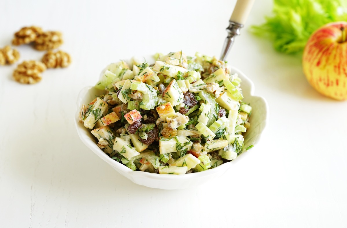 Салат с сельдереем и яблоком - рецепт с фото и видео пошагово | Меню недели Салат с сельдереем и яблоком - рецепт с фото и видео пошагово | Меню недели