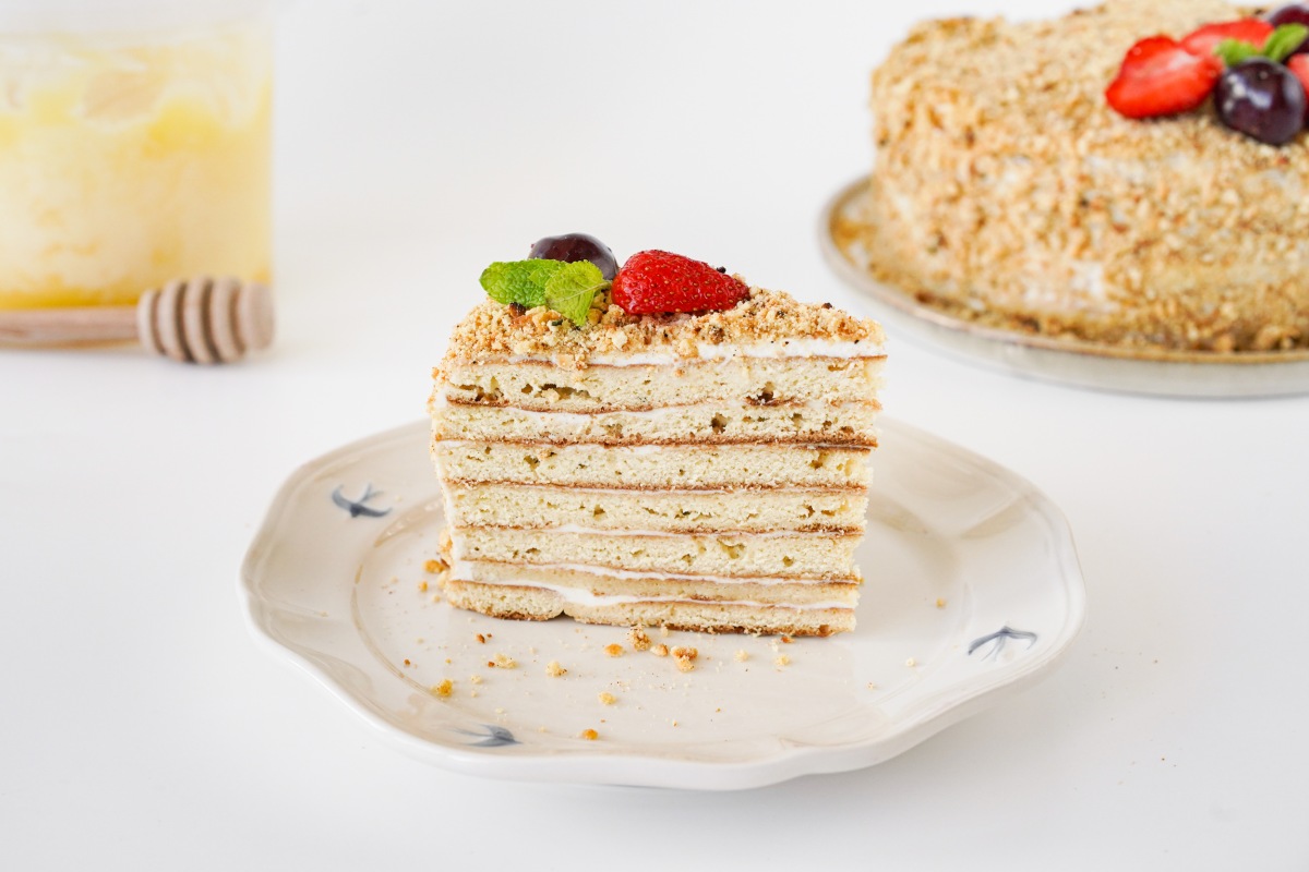 Медовик на сковороде (с черносливом)