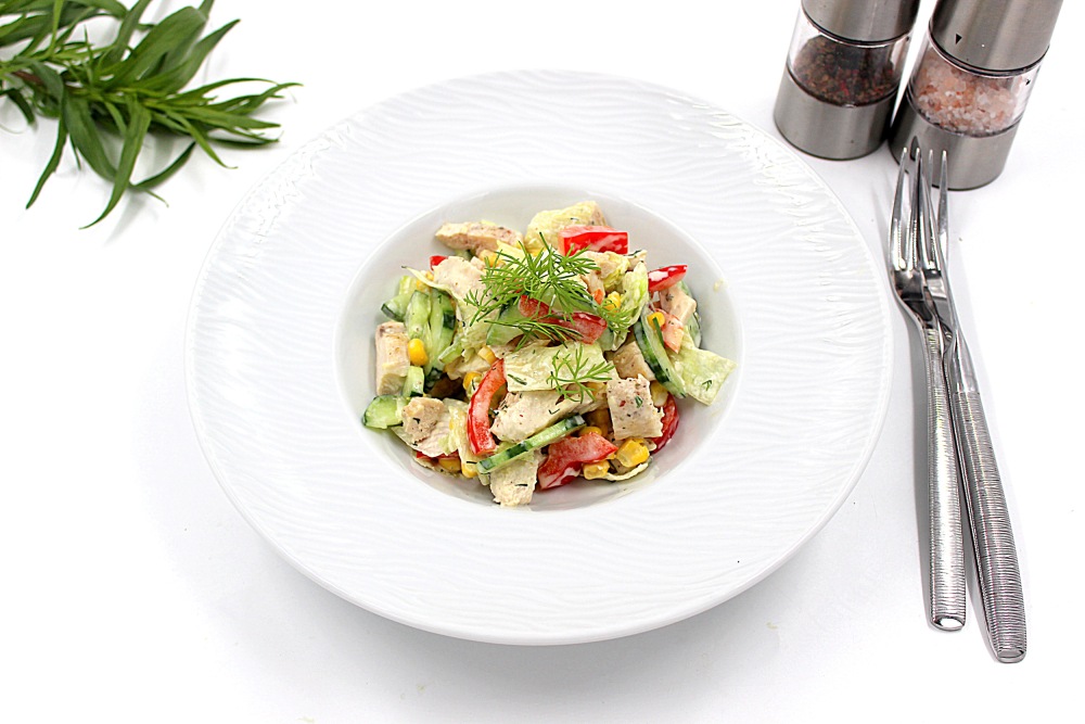 Простой салат с куриной грудкой Простой салат с куриной грудкой