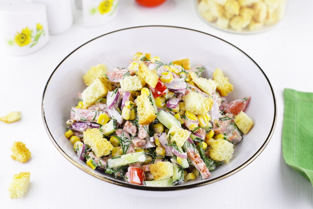 Салат с колбасой, кукурузой и сухариками Салат с колбасой, кукурузой и сухариками