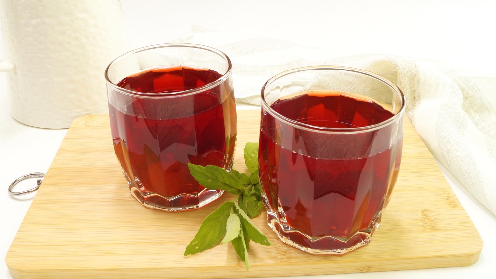 Компот из вишни в кастрюле Компот из вишни в кастрюле